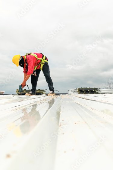 roofers working